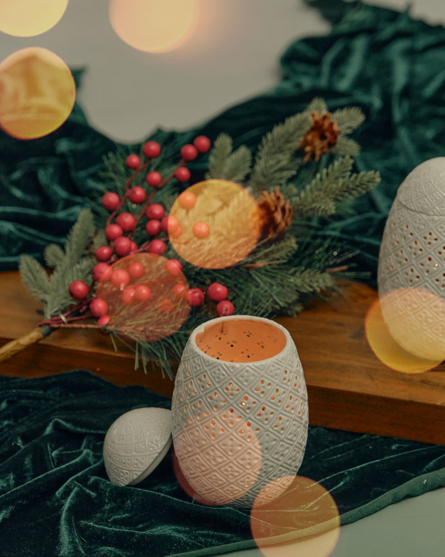 Piña Fine Bone White Candle Vessel and Beeswax Scented Candle