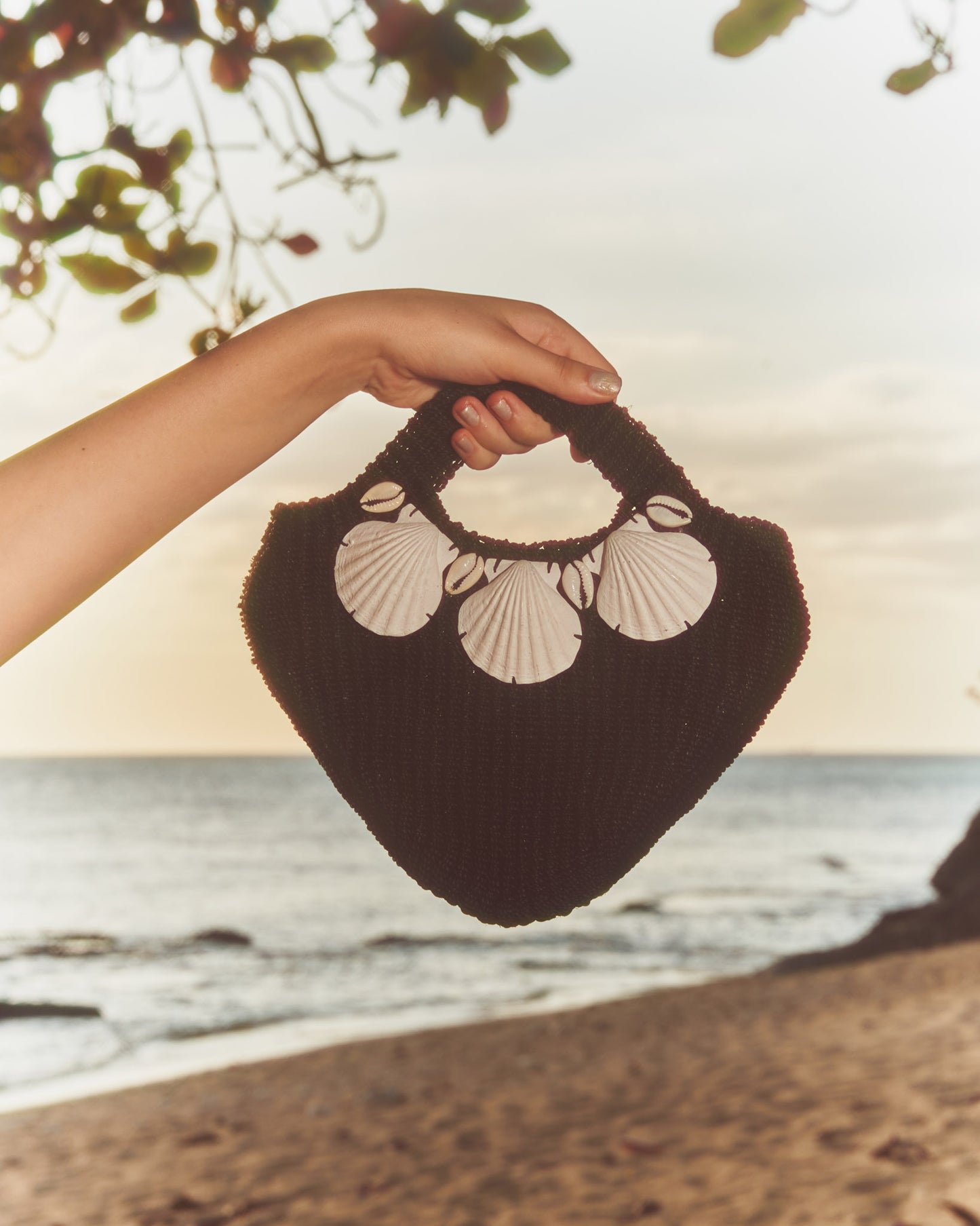 Scallop Handbag (Black)