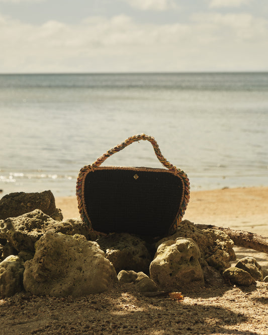 Surf Clam Handbag (Black/Multi)